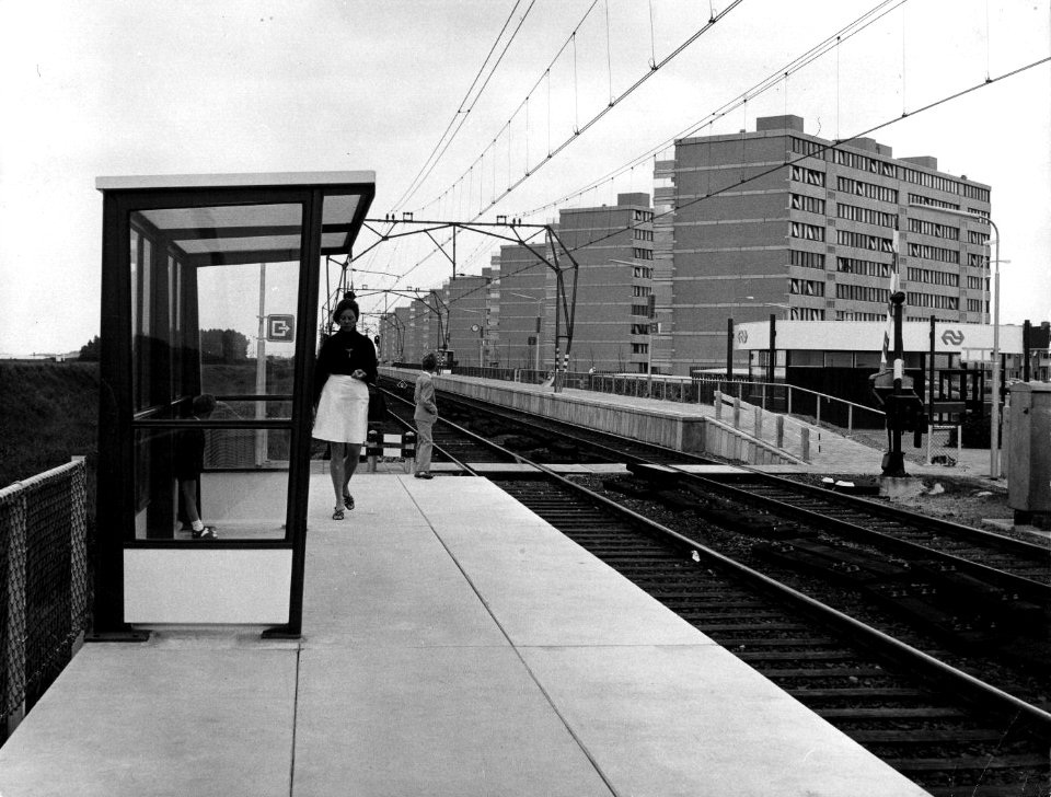 HUA-155907-Gezicht op het nieuwe NS station Maassluis West te Maassluis