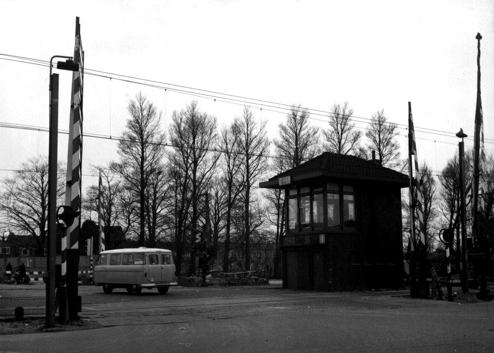 HUA-154718-Afbeelding van het seinhuis (Post I) bij de overweg aan het Guispad ten noorden van het N.S.-station Koog-Zaandijk te Koog aan de Zaan. N.B. De overwegpost werd kort na de opname gesloopt in verband m