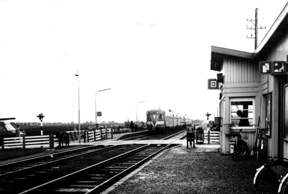 HUA-154996-Gezicht op de perrons van het N.S.-station Martenshoek te Hoogezand-Sappemeer met twee gekoppelde diesel-electrische treinstellen DE 2 ("Blauwe Engel") van de N.S. en rechts een deel van het stationsg