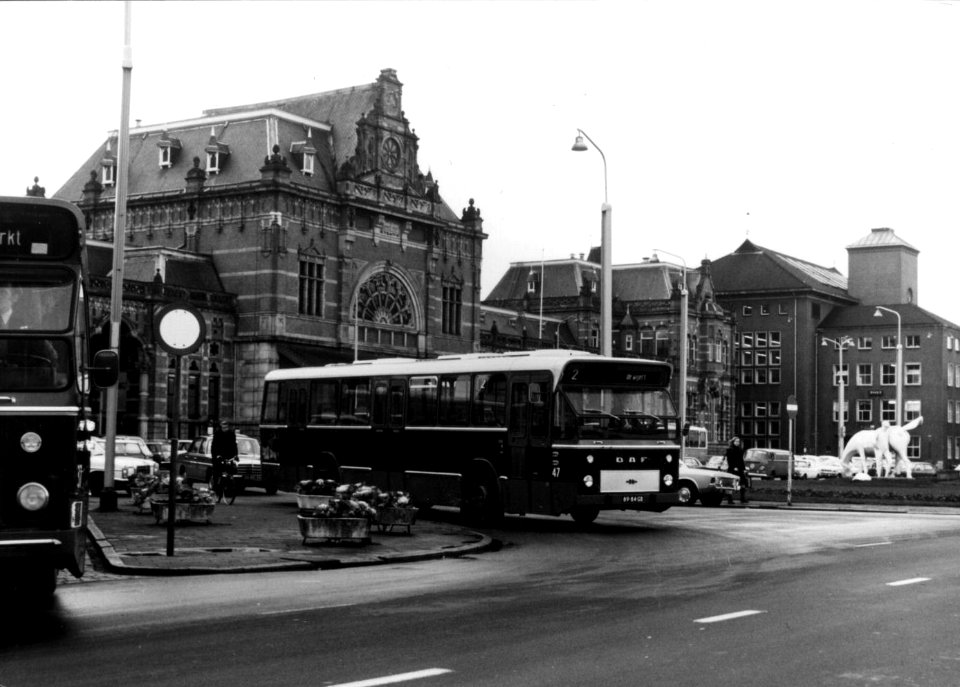 HUA-154233-Afbeelding van de DAF stadsbus nr 47 van het GVG voor het NS station Groningen te Groningen