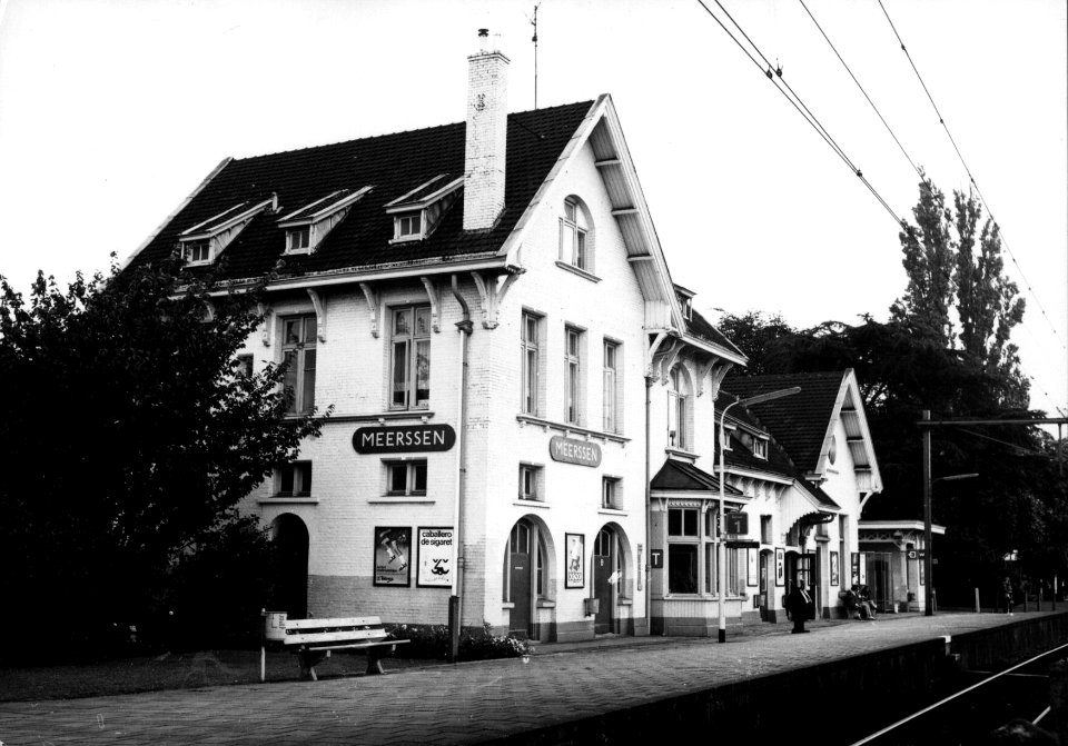 HUA-155876-Gezicht op de perronzijde van het N.S.-station Meerssen te Meerssen