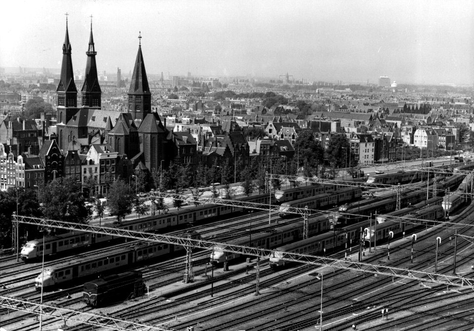 HUA-154806-Gezicht op het emplacement aan de westzijde van het N.S.-station Amsterdam C.S. te Amsterdam (Westelijk Eiland) met diverse soorten materieel van de N.S