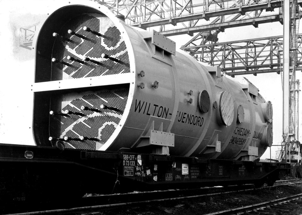 HUA-154105-Afbeelding van het vervoer van een condensator op een Zwitserse kuilwagen bij het N.S.-station Vlaardingen Oost te Vlaardingen