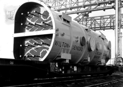 HUA-154105-Afbeelding van het vervoer van een condensator op een Zwitserse kuilwagen bij het N.S.-station Vlaardingen Oost te Vlaardingen
