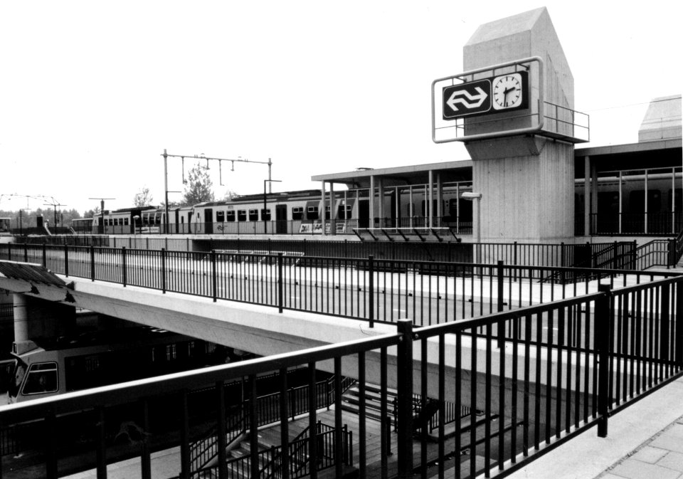 HUA-155955-Gezicht op het N.S.-station Schiedam Nieuwland te Schiedam