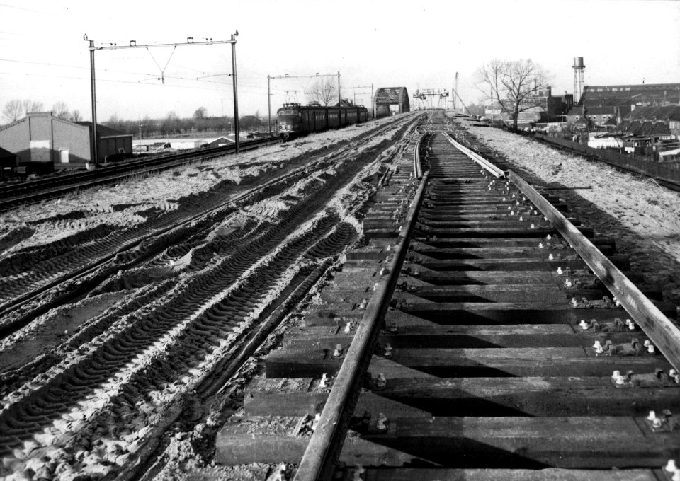 HUA-154290-Gezicht op de werkzaamheden aan de spoorlijn Amsterdam-Utrecht ten behoeve van de verhoogde en vernieuwde spoorbrug over het Amsterdam-Rijnkanaal bij Utrecht