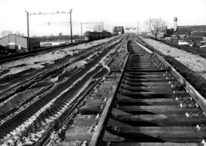 HUA-154290-Gezicht op de werkzaamheden aan de spoorlijn Amsterdam-Utrecht ten behoeve van de verhoogde en vernieuwde spoorbrug over het Amsterdam-Rijnkanaal bij Utrecht