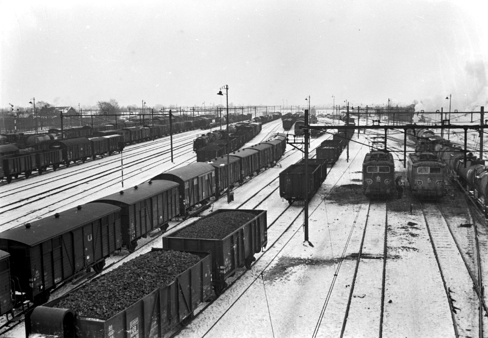 HUA-155137-Gezicht op het emplacement met goederenwagens te Rotterdam Zuid in de sneeuw