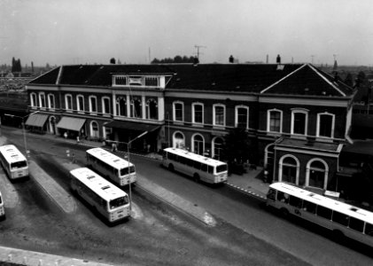 HUA-155980-Gezicht op het N.S.-station Hilversum te Hilversum met op de voorgrond het streekbusstation photo