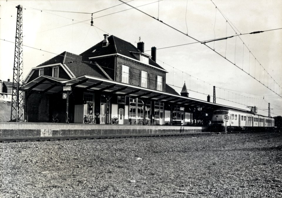 HUA-155087-Gezicht op de perronzijde van het N.S.-station IJmuiden te IJmuiden met een electrisch treinstel mat. 1964 (plan V) van de N.S