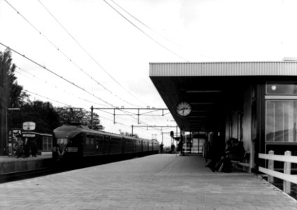 HUA-155085-Gezicht op het perron van het N.S,-station Weesp te Weesp met een electrisch treinstel mat. 1936 van de N.S