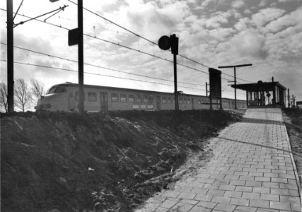 HUA-155960-Gezicht op de tijdelijke voorziening van het NS station Hoofddorp te Hoofddorp met een electrisch treinstel plan T mat 1964 van de NS