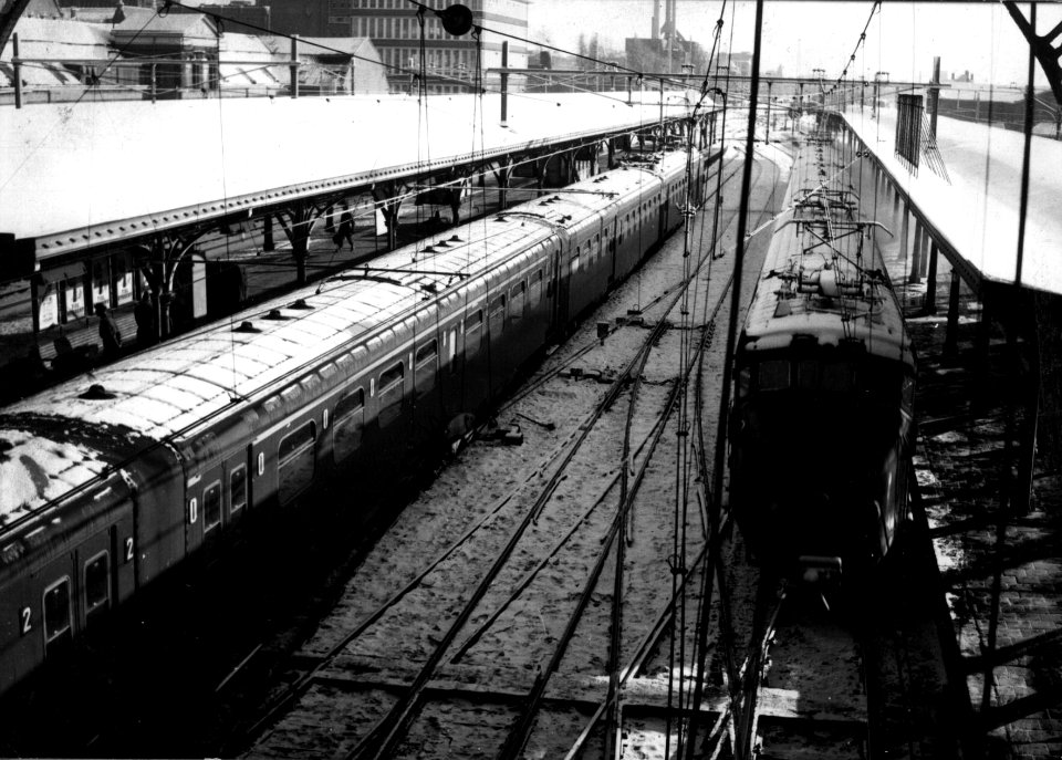 HUA-155103-Gezicht op enkele electrische treinstellen mat 1954 van de NS langs de perrons van het NS station Utrecht CS te Utrecht