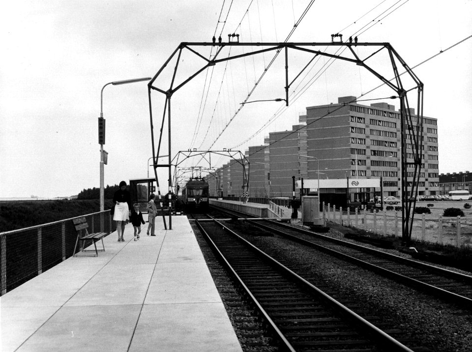 HUA-155906-Gezicht op het nieuwe N.S.-station Maassluis West te Maassluis met een naderend electrisch treinstel mat. 1946 van de N.S