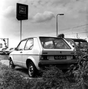 HUA-154541-Afbeelding van geparkeerde auto's op de P+R-parkeerplaats bij het N.S.-station Driebergen-Zeist te Driebergen-Rijsenburg