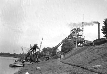 HUA-154244-Gezicht op de overslaginstallaties voor grind van schepen op spoorwagons van de N.S. bij Grinderij Linne te Linne