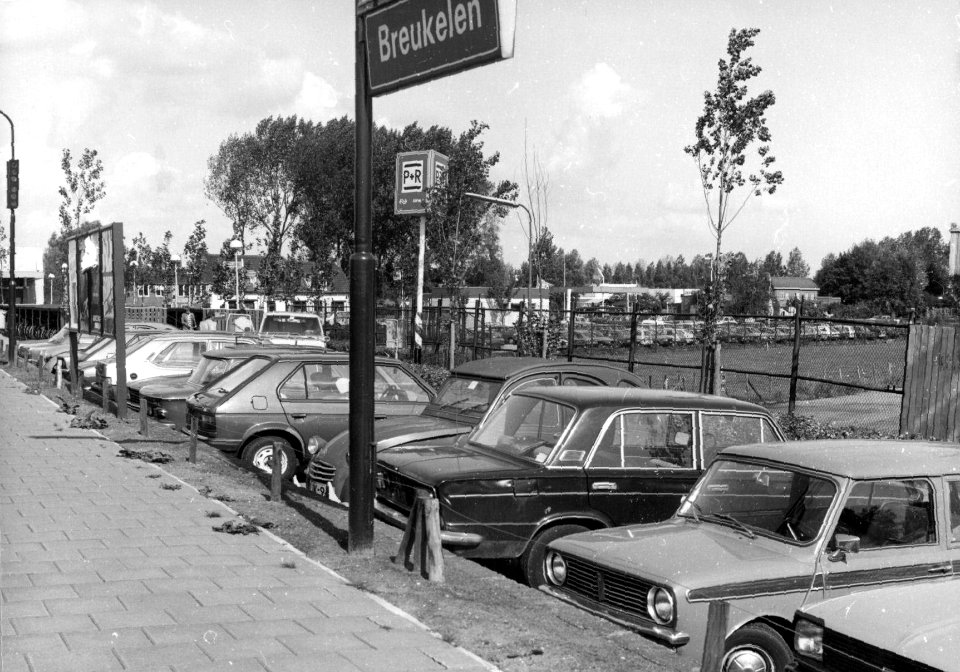 HUA-154534-Gezicht op de geparkeerde auto's op de P+R-parkeerplaats bij het N.S.-station Breukelen te Breukelen