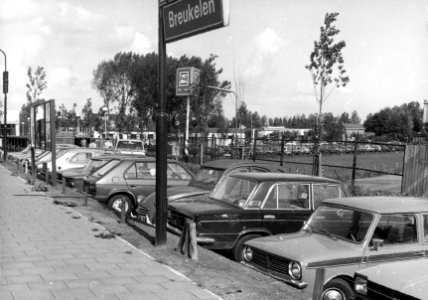 HUA-154534-Gezicht op de geparkeerde auto's op de P+R-parkeerplaats bij het N.S.-station Breukelen te Breukelen