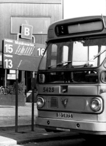 HUA-154235-Afbeelding van de Leyland-Verheul autobus nr. 5423 van de N.Z.H. op het busstation te Leiden