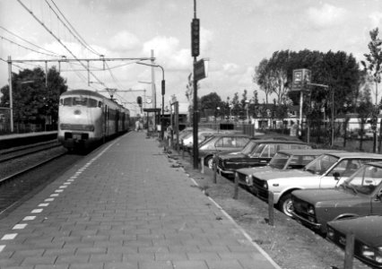 HUA-154535-Afbeelding van een electrisch treinstel plan V (mat. 1964) van de N.S. langs het perron van het N.S.-station Breukelen te Breukelen met rechts de P+R-parkeerplaats