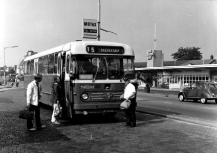 HUA-154213-Afbeelding van de Leyland-Van Hool streekbus nr. 7010 van de N.B.M. als lijn 15 naar Hilversum op het busstation te Zeist
