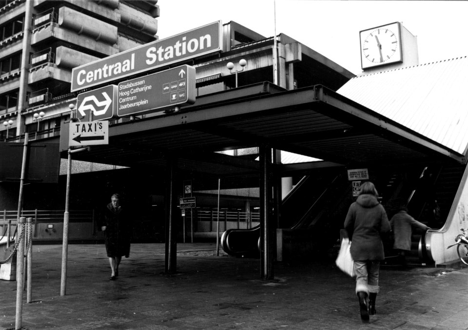 HUA-154483-Gezicht op de ingang van het N.S.-station Utrecht C.S. te Utrecht bij het streekbusstation aan het Stationsplein