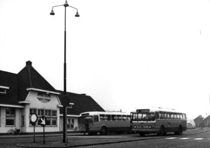 HUA-154225-Afbeelding van twee autobussen van de N.T.M. bij het N.T.M.-station te Heerenveen