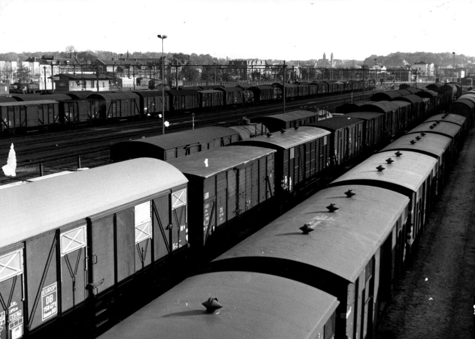 HUA-155153-Gezicht op het emplacement met goederentreinen bij het N.S-station Venlo te Venlo