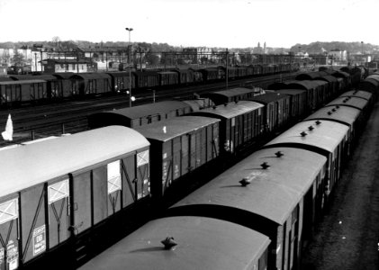 HUA-155153-Gezicht op het emplacement met goederentreinen bij het N.S-station Venlo te Venlo