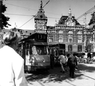 HUA-150095-Afbeelding van trams op het Stationsplein voor het N.S.-station Amsterdam C.S. te Amsterdam