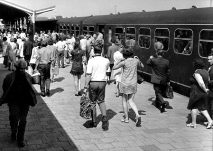 HUA-152976-Afbeelding van treinreizigers tijdens een N.S. dagtocht met een markttrein op het N.S.-station Hoorn te Hoorn