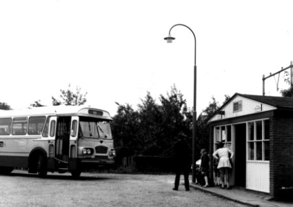 HUA-154209-Afbeelding van een Volvo autobus van de B.S.M. bij het N.S.-station Geldermalsen te Geldermalsen