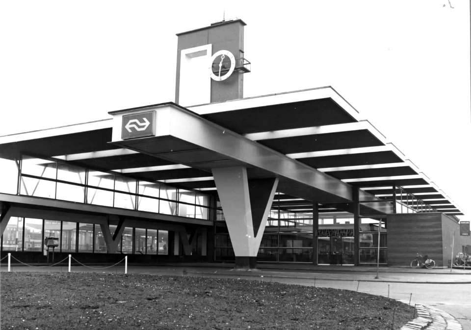 HUA-150037-Gezicht op het N.S.-station Almelo te Almelo