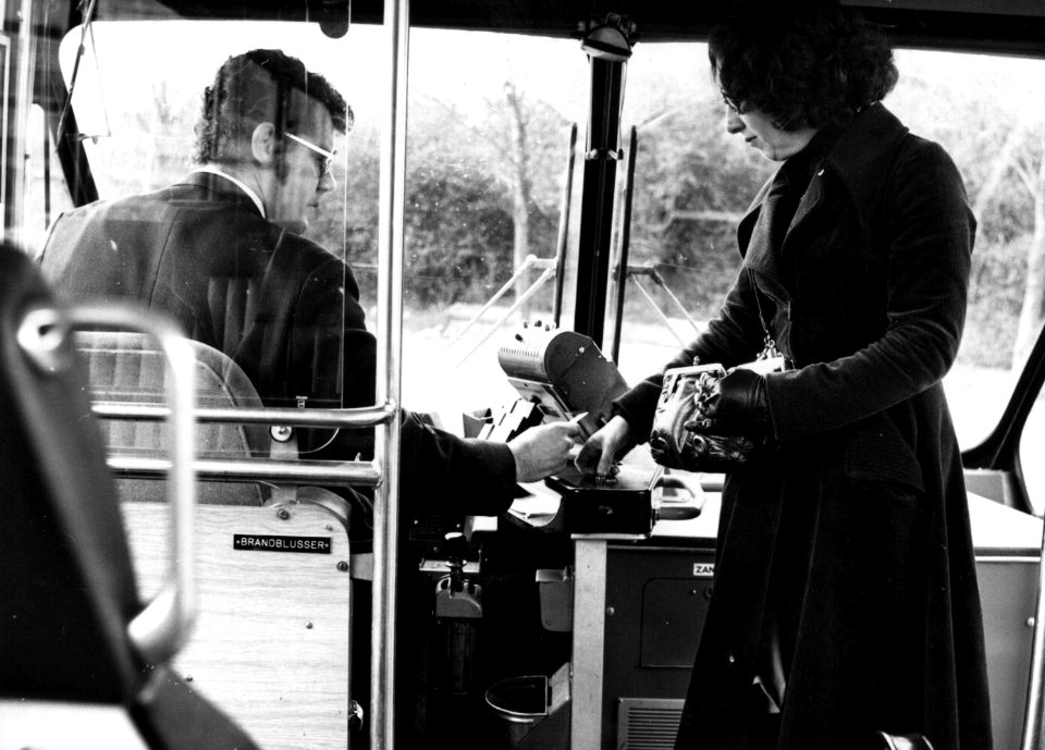 HUA-154228-Afbeelding van een buschauffeur in een autobus en een betalende reiziger