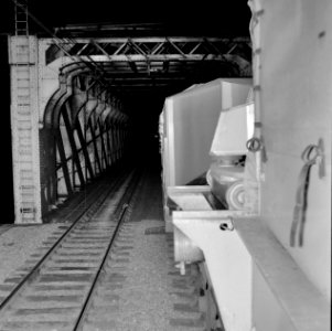 HUA-154078-Afbeelding van het nachtelijke vervoer van een transformator van de firma Smit over de spoorbrug over de Waal te Nijmegen