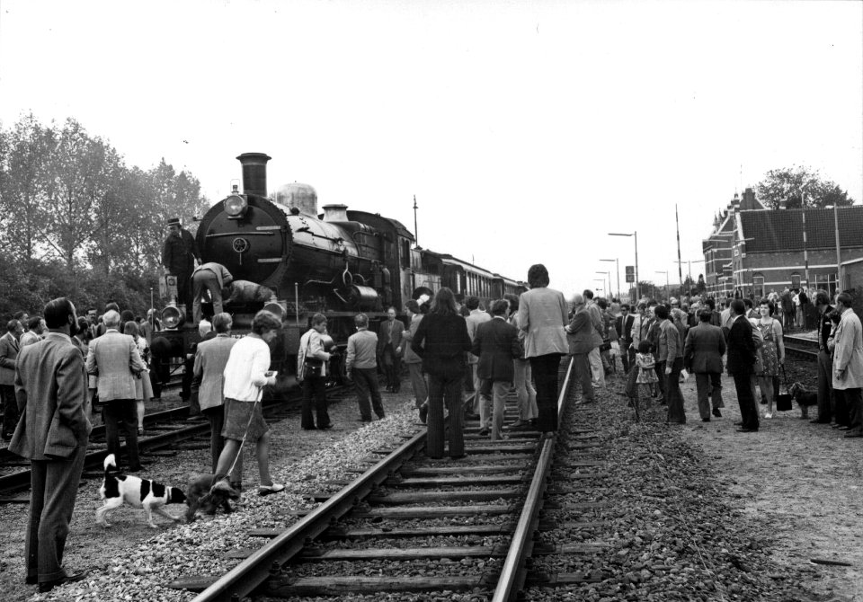 HUA-152989-Afbeelding van museum stoomlocomotief nr 3737 te midden van spoorliefhebbers op het NS station Kesteren te Kesteren