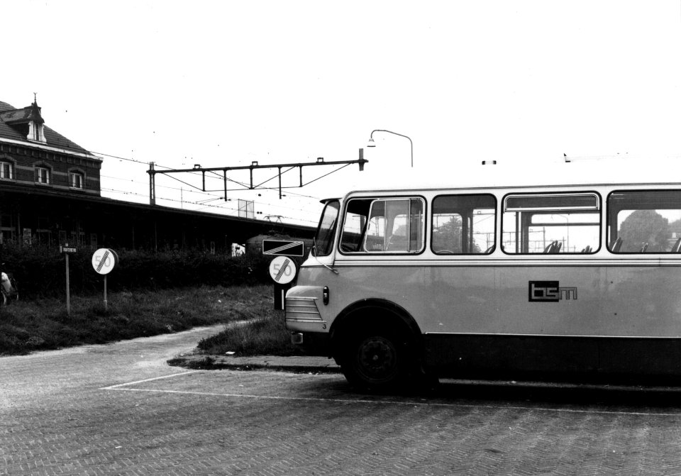 HUA-154208-Afbeelding van een autobus van de B.S.M. bij het N.S.-station Geldermalsen te Geldermalsen