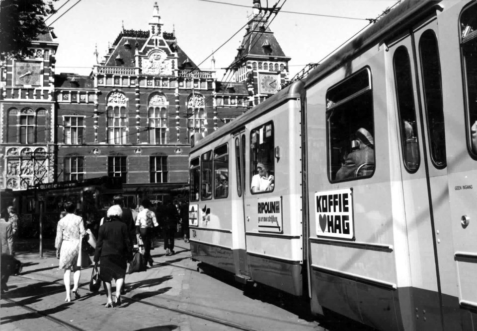 HUA-150087-Afbeelding van een tram voor het NS station Amsterdam CS te Amsterdam