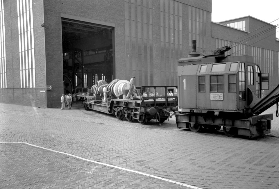HUA-154082-Afbeelding van het vervoer van een krukas per kuilwagen bij de RDM Rotterdamse Droogdok Maatschappij te Rotterdam