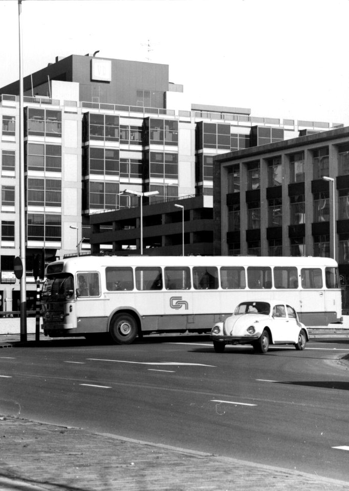 HUA-154238-Afbeelding van een Leyland Van Hool autobus van CN Centraal Nederland op de Catharijnesingel te Utrecht met op de achtergrond het warenhuis en de park