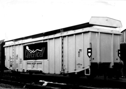 HUA-154137-Afbeelding van een beladen perswagen van de NS voor het vervoer van schuimrubber te Kesteren met geopend dak