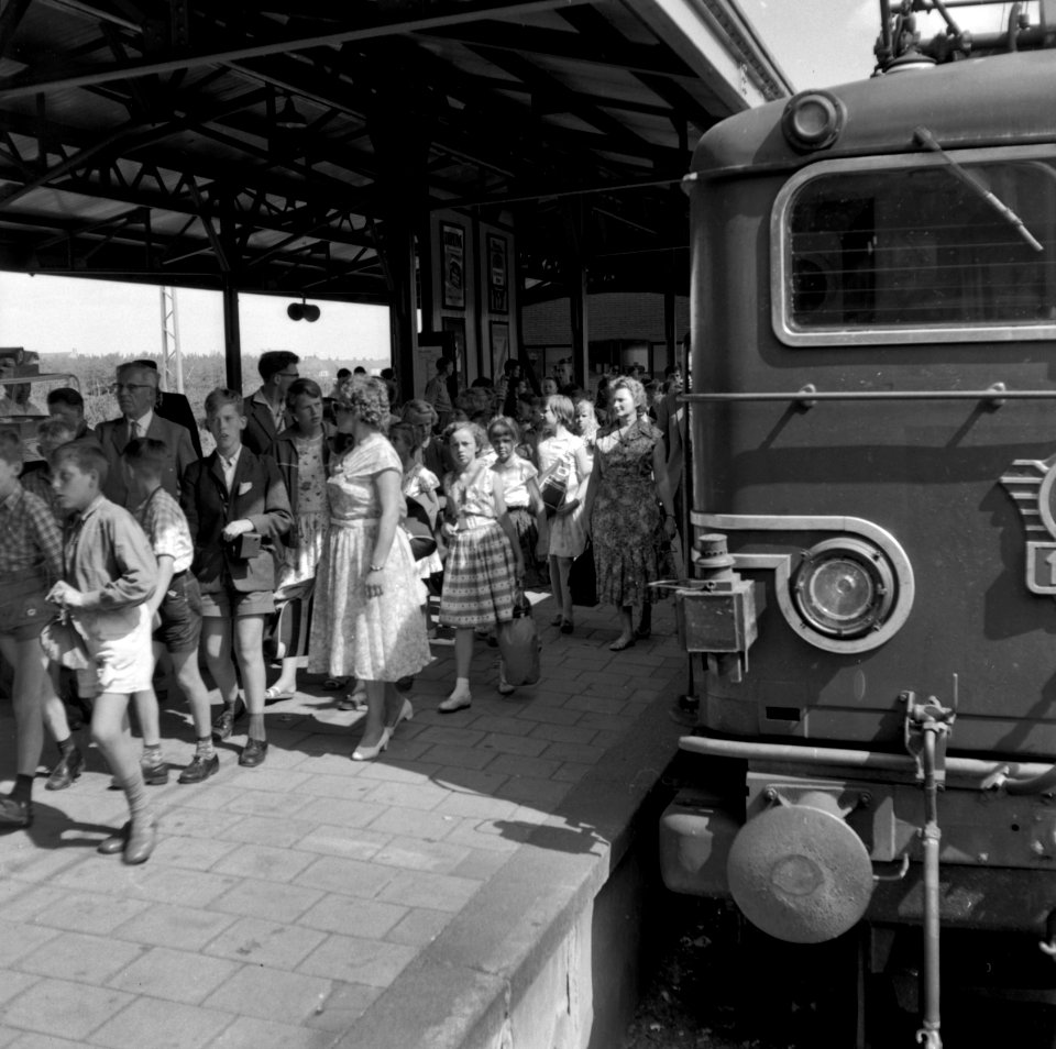 HUA-152960-Afbeelding van leerlingen tijdens een schoolreisje op het perron van het NS station Zandvoort te Zandvoort