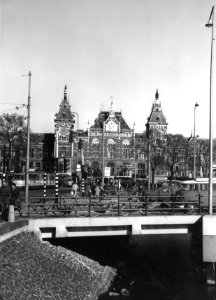 HUA-150090-Gezicht op het NS station Amsterdam CS en het Stationsplein te Amsterdam