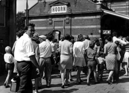 HUA-152973-Afbeelding van treinreizigers tijdens een N.S. dagtocht met een markttrein op het N.S.-station Hoorn te Hoorn