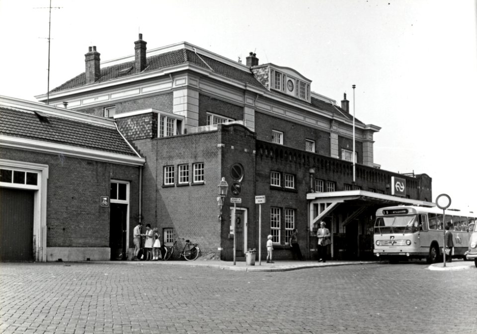 HUA-154191-Gezicht op het N.S.-station Apeldoorn te Apeldoorn
