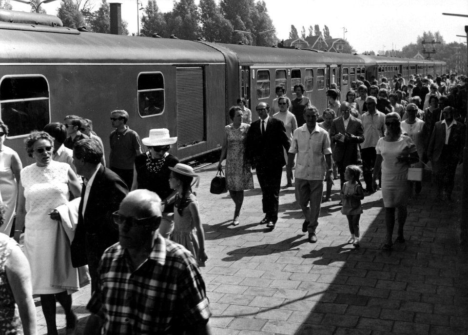 HUA-152974-Afbeelding van treinreizigers tijdens een N.S. dagtocht met een markttrein op het N.S.-station Hoorn te Hoorn