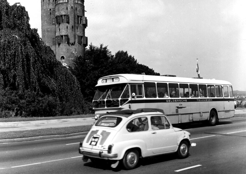HUA-154177-Afbeelding van een Leyland-Den Oudsten streekbus van de G.T.W. als lijn 1 van Arnhem naar Nijmegen met op de achtergrond de Belvédère en het Hunnerpark
