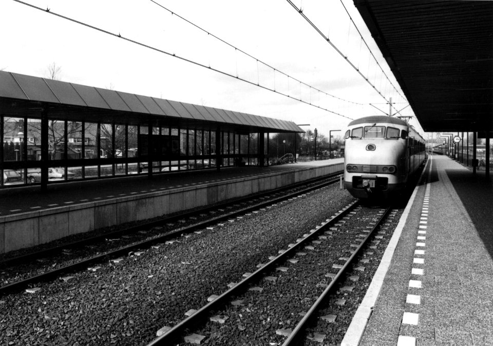 HUA-155057-Gezicht op de perrons van het N.S.-station Veenendaal Centrum te Veenendaal met een electrisch treinstel mat. 1964 (plan V) van de N.S