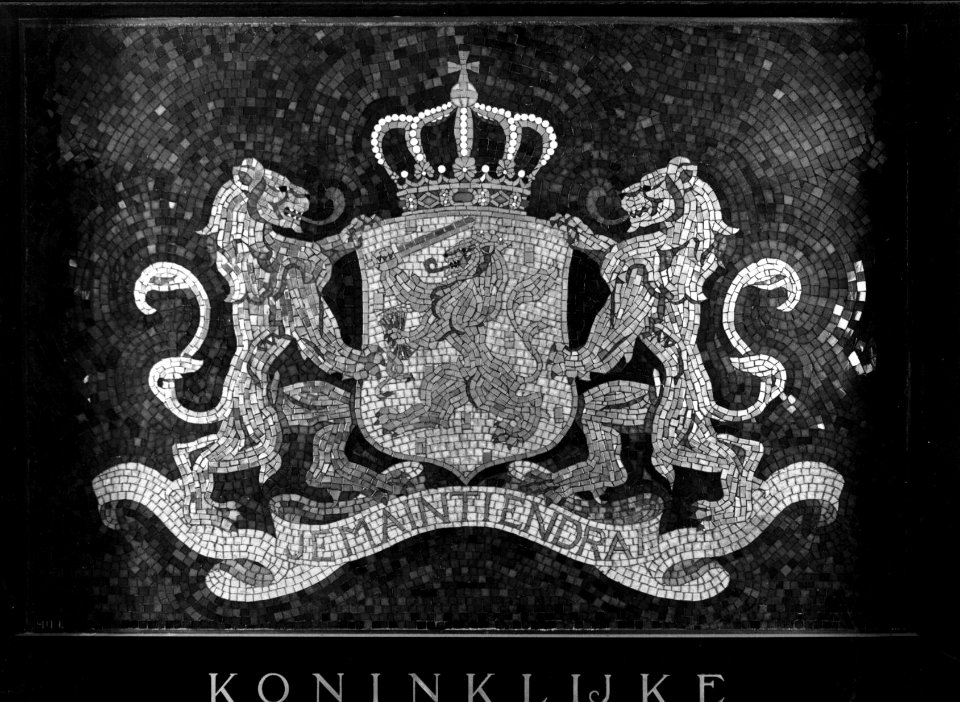 HUA-156025-Afbeelding van een mozaïek, voorstellende het Nederlandse wapenschild, boven de ingang van de Koninklijke wachtkamer in het N.S.-station Baarn te Baarn