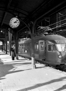 HUA-155065-Afbeelding van het electrische treinstel nr. 648 (mat. 1946) van de N.S. langs het perron van het N.S.-station Utrecht C.S. te Utrecht